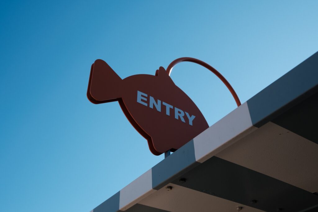 八景島で看板を撮影した写真(Fujifilm X-M5 + XF16-50mm)