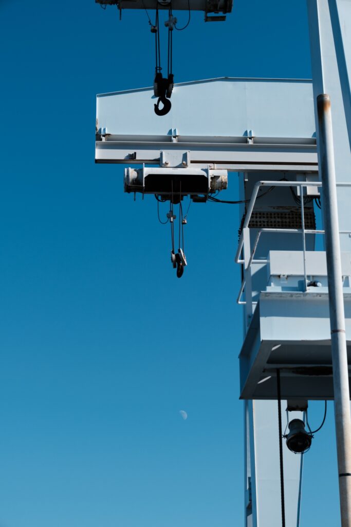 八景島で月とクレーンを撮影した写真(Fujifilm X-M5 + XF16-50mm)