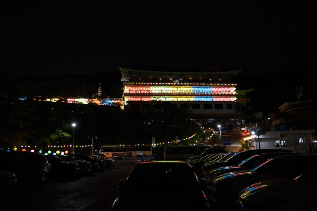 三光寺のライトアップを駐車場から撮った写真