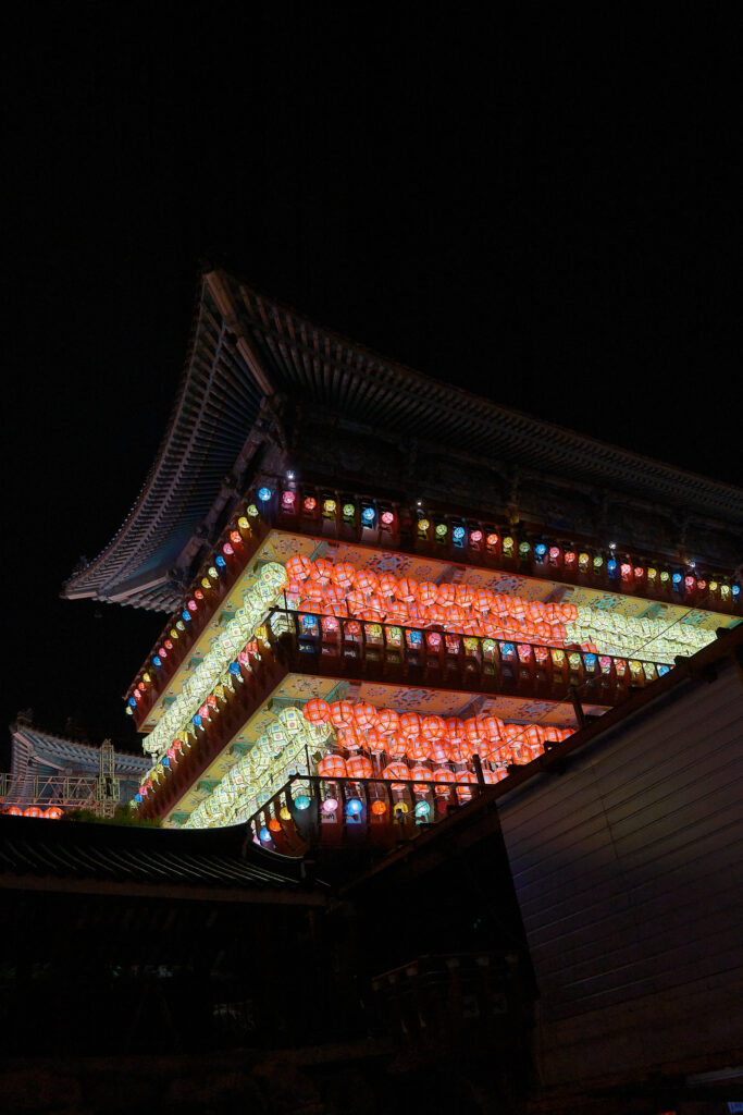 三光寺の建物の提灯を斜めから撮った写真