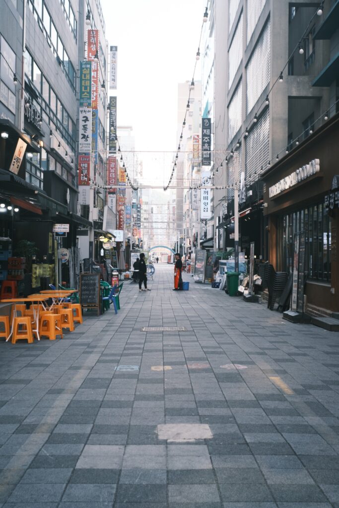 韓国の飲み屋街で喋る店員さんたち