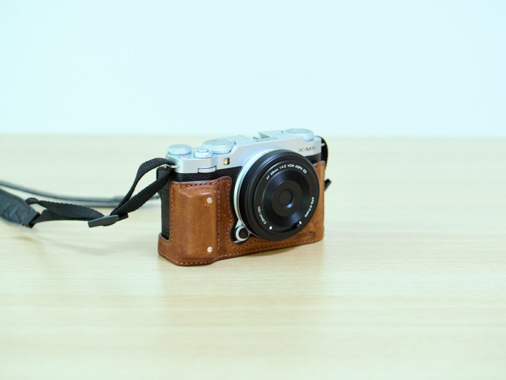 SmallRigのレザーハーフケースをつけたFujifilm X-M5の斜めから撮った写真