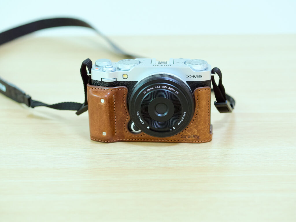 SmallRigのレザーハーフケースをつけたFujifilm X-M5の正面から撮った写真