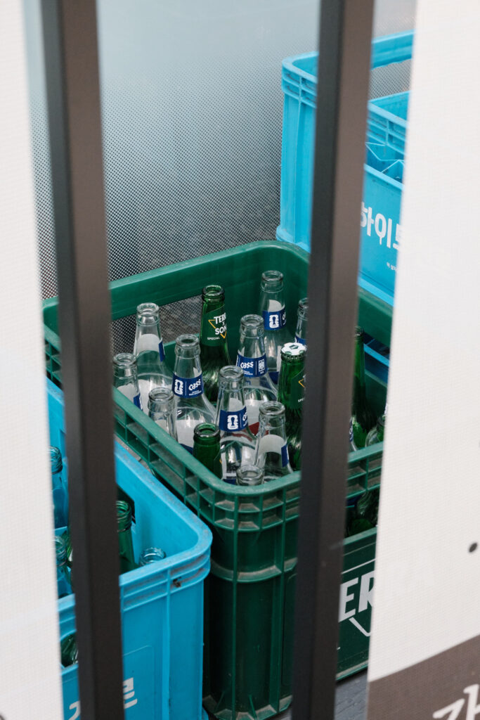 韓国の飲食店の外に置かれた空の瓶ビール