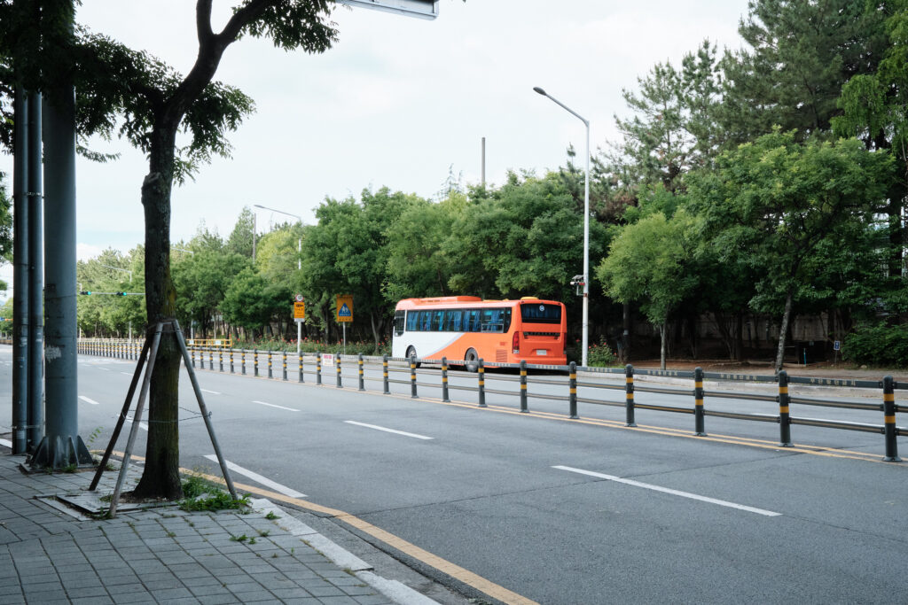 韓国のオレンジと白のバス