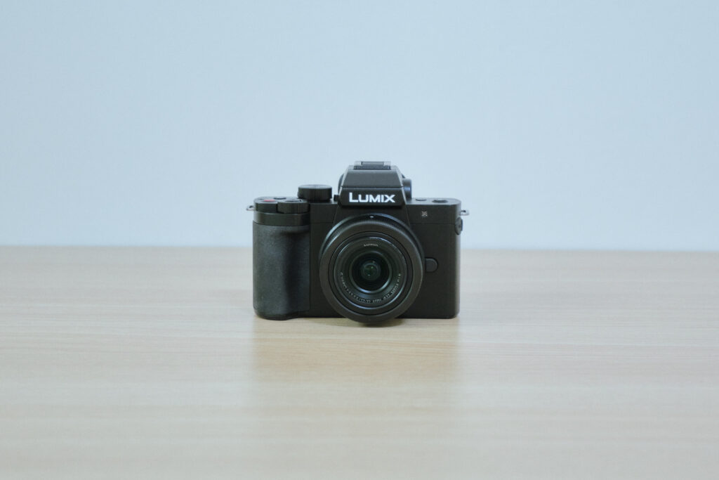 LUMIX G-100Dレンズキットを正面から撮影した写真