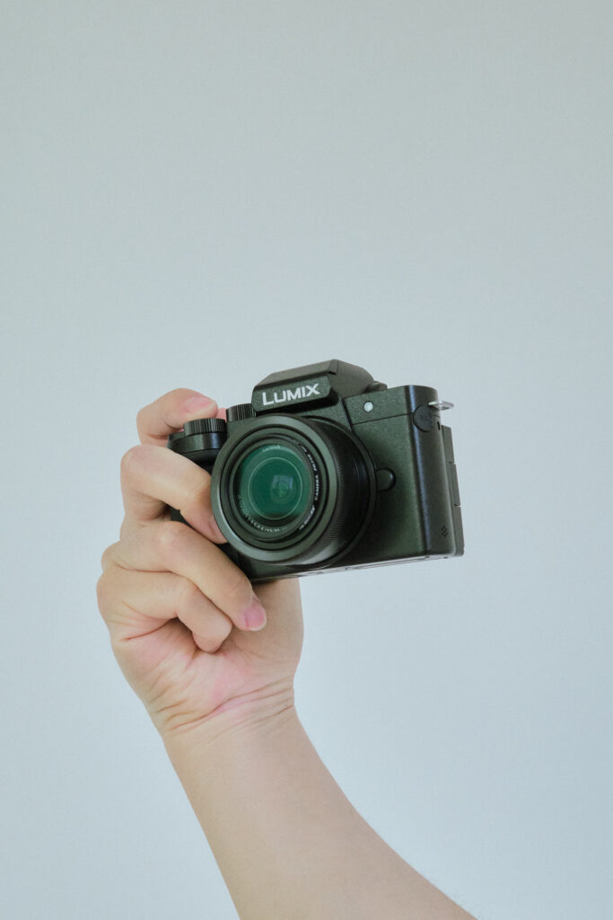 LUMIX G-100Dレンズキットを持った手