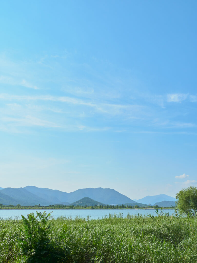 韓国の川と山と空