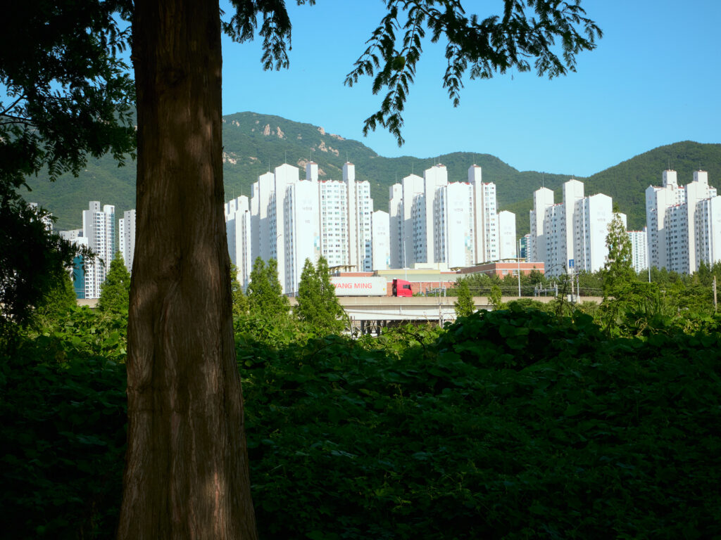 赤いトラックと韓国のマンションの写真