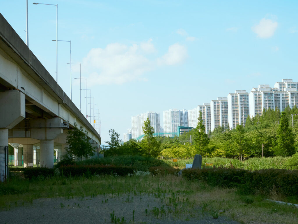 左に線路、右にマンションの韓国の写真