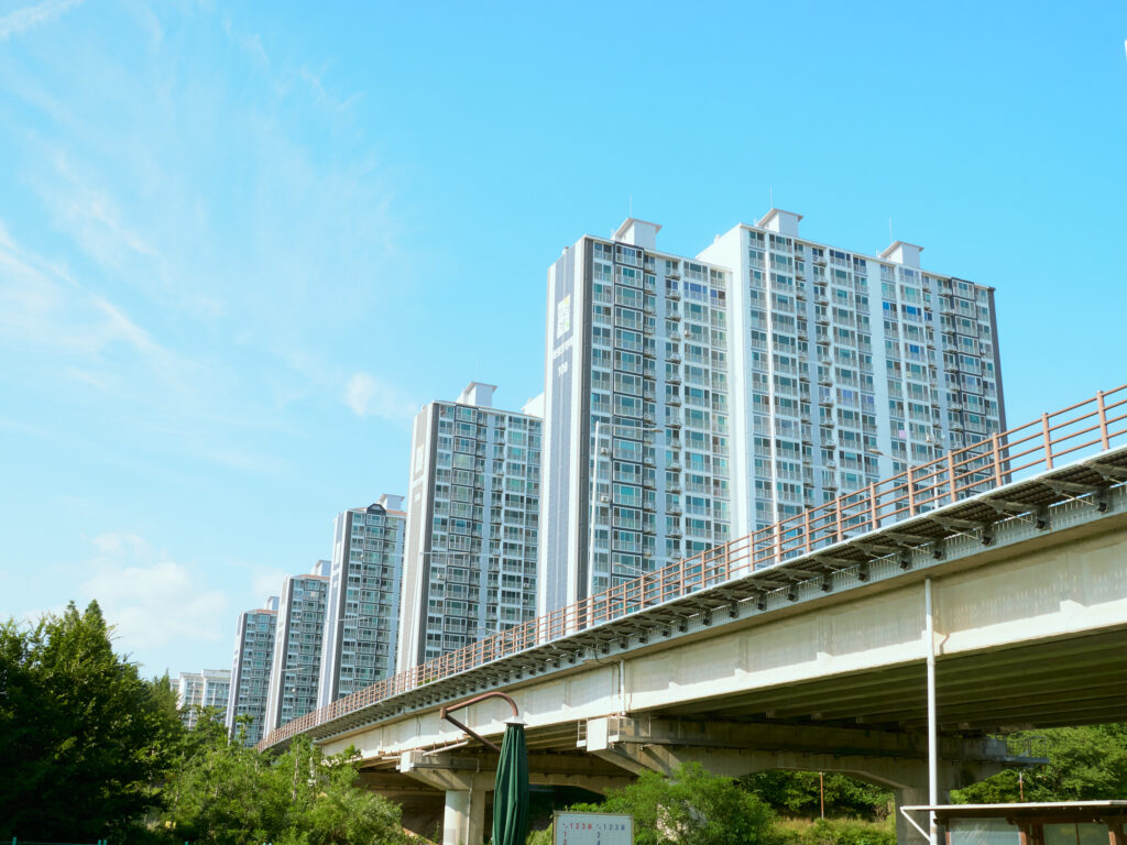 韓国の線路と大きなマンションの写真