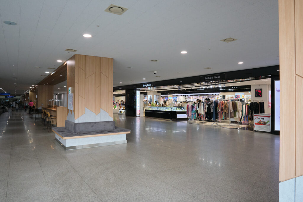 釜山港ターミナルの中の免税店