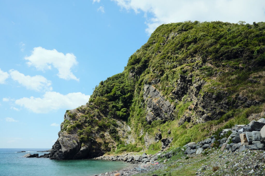 対馬の恵比寿大明神から見える山肌と海