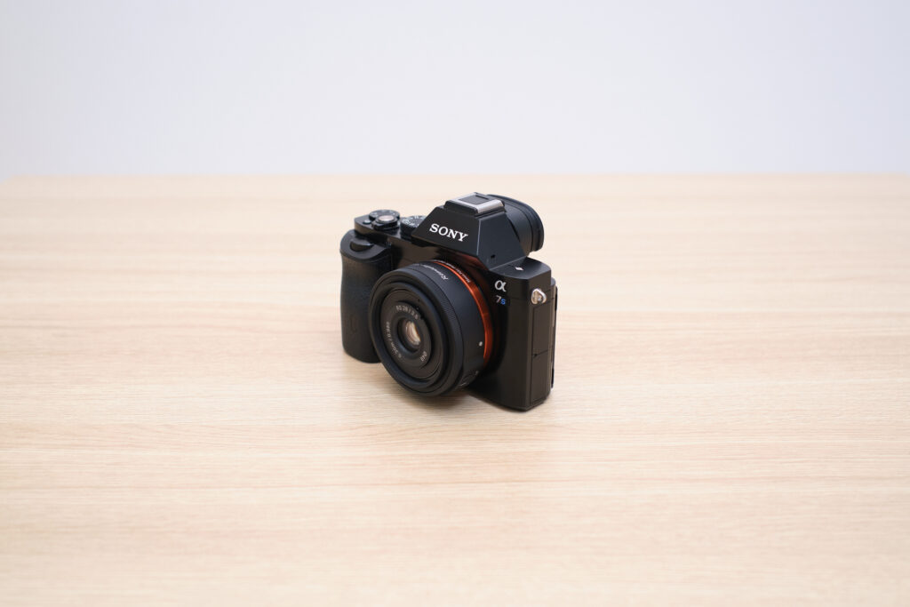 サムヤンのリマスタースリムを装着したα7Sの斜め向き写真