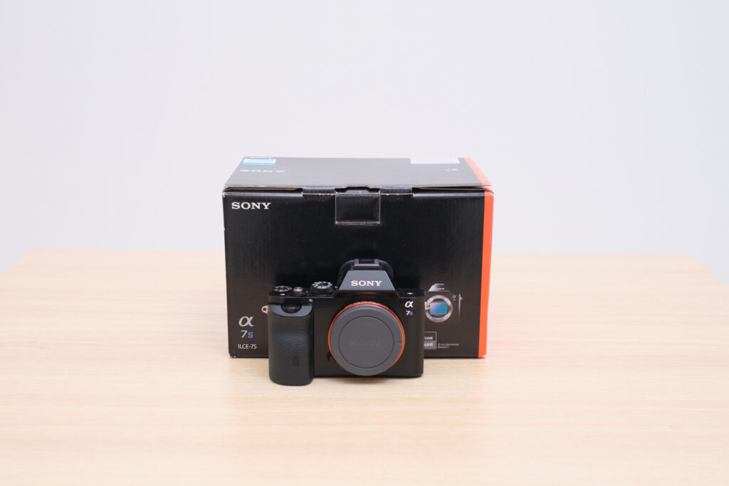 韓国で中古で購入したα7S初代本体と箱の写真