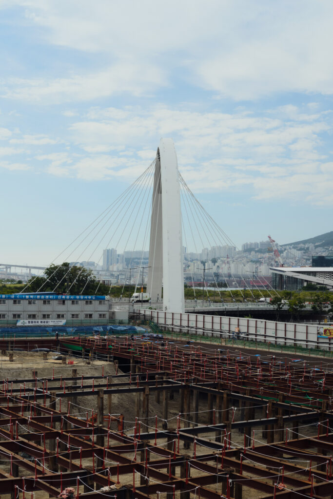 釜山駅前の工事現場と橋