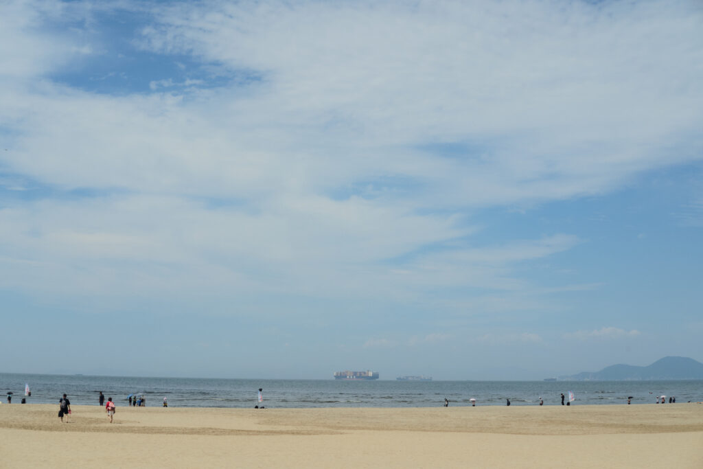 多大浦海水浴場のビーチと海と空と船