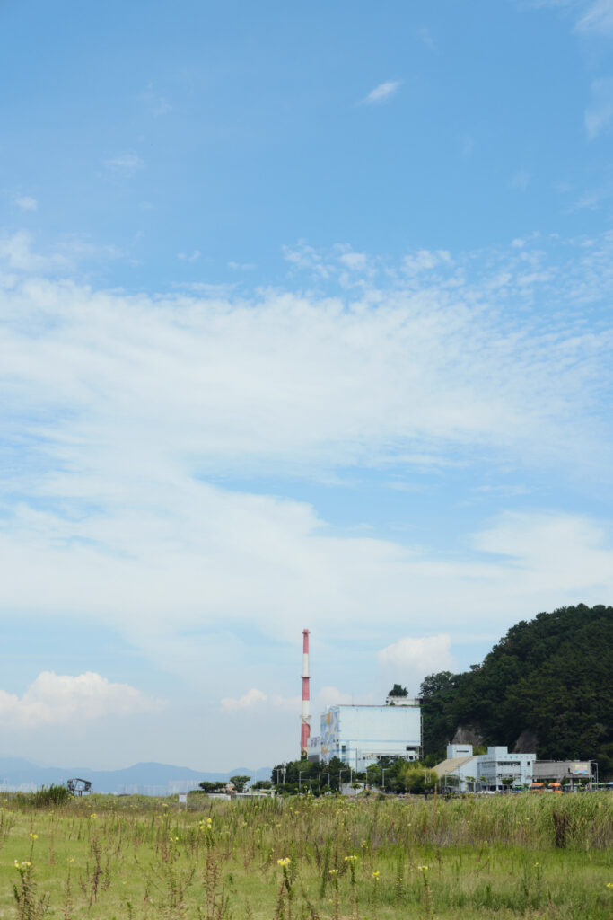 多大浦海水浴場の紅白煙突の工場