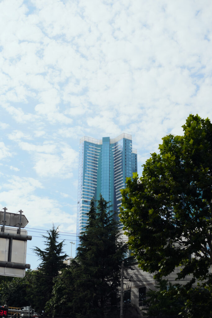 釜山の青い高層ビルと青い空